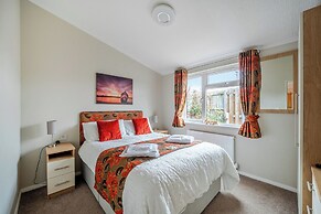 2 Bed Cabin - Sleeps 4 - Pets - 5 min to Beach
