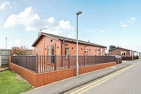 2 Bed Cabin - Sleeps 4 - Pets - 5 min to Beach