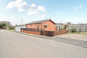 2 Bed Cabin - Sleeps 4 - Pets - 5 min to Beach