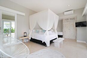 Romantic Jungle Villa, 1 BR, Ubud With Staff