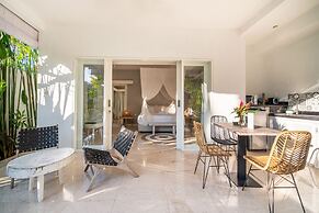 Romantic Jungle Villa, 1 BR, Ubud With Staff