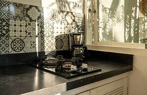 Romantic Jungle Villa, 1 BR, Ubud With Staff