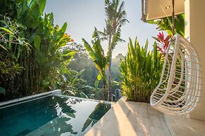 Romantic Jungle Villa, 1 BR, Ubud With Staff