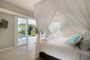 Romantic Jungle Villa, 1 BR, Ubud With Staff