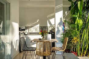 Romantic Jungle Villa, 1 BR, Ubud With Staff