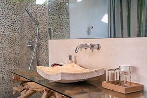 Romantic Jungle Villa, 1 BR, Ubud With Staff