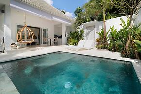 Romantic Jungle Villa, 1 BR, Ubud With Staff