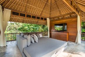 Luxury Jungle Villa, 3 BR, Ubud With Staff