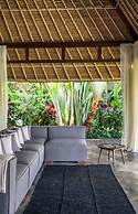 Luxury Jungle Villa, 3 BR, Ubud With Staff
