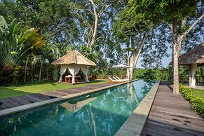 Luxury Jungle Villa, 3 BR, Ubud With Staff