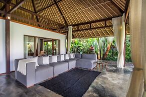Luxury Jungle Villa, 3 BR, Ubud With Staff