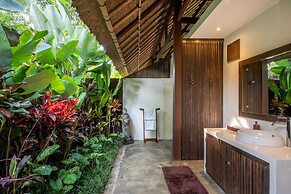 Luxury Jungle Villa, 3 BR, Ubud With Staff