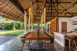 Luxury Jungle Villa, 3 BR, Ubud With Staff
