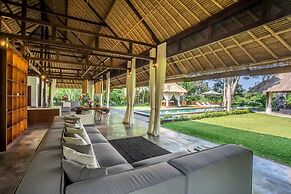 Luxury Jungle Villa, 3 BR, Ubud With Staff