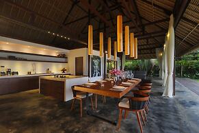 Luxury Jungle Villa, 3 BR, Ubud With Staff