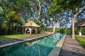 Luxury Jungle Villa, 3 BR, Ubud With Staff