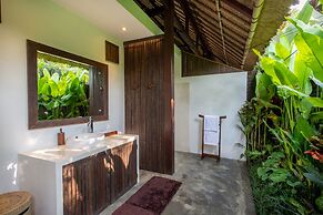 Luxury Jungle Villa, 3 BR, Ubud With Staff