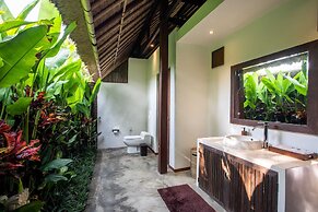 Luxury Jungle Villa, 3 BR, Ubud With Staff