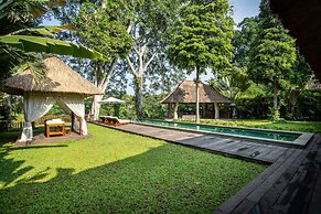 Luxury Jungle Villa, 3 BR, Ubud With Staff
