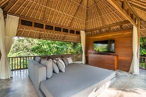 Luxury Jungle Villa, 3 BR, Ubud With Staff