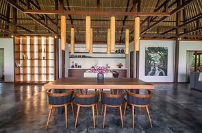 Luxury Jungle Villa, 3 BR, Ubud With Staff