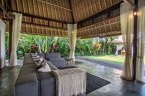 Luxury Jungle Villa, 3 BR, Ubud With Staff