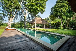 Luxury Jungle Villa, 3 BR, Ubud With Staff