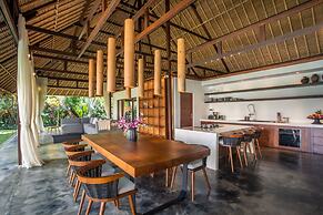 Luxury Jungle Villa, 3 BR, Ubud With Staff