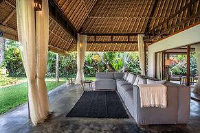 Luxury Jungle Villa, 3 BR, Ubud With Staff