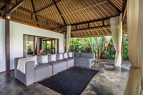 Luxury Jungle Villa, 3 BR, Ubud With Staff