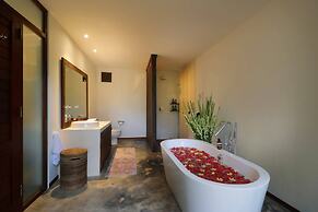 Luxury Jungle Villa, 3 BR, Ubud With Staff
