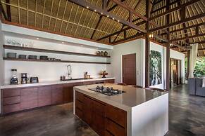 Luxury Jungle Villa, 3 BR, Ubud With Staff