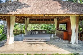 Luxury Jungle Villa, 3 BR, Ubud With Staff