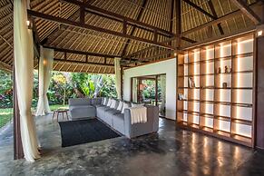Luxury Jungle Villa, 3 BR, Ubud With Staff