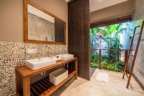 Astonishing Jungle Villa, 4 BR, Ubud With Staff