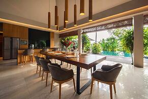 Astonishing Jungle Villa, 4 BR, Ubud With Staff