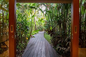 Astonishing Jungle Villa, 4 BR, Ubud With Staff