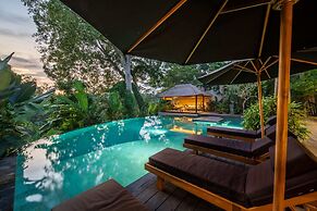 Astonishing Jungle Villa, 4 BR, Ubud With Staff