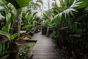 Astonishing Jungle Villa, 4 BR, Ubud With Staff