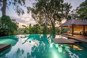 Astonishing Jungle Villa, 4 BR, Ubud With Staff