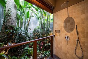 Astonishing Jungle Villa, 4 BR, Ubud With Staff