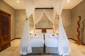 Astonishing Jungle Villa, 4 BR, Ubud With Staff