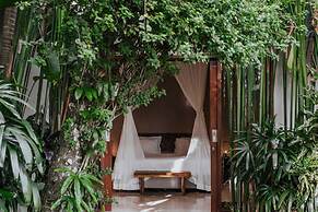 Astonishing Jungle Villa, 4 BR, Ubud With Staff