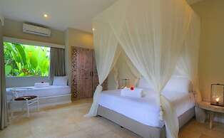 Astonishing Jungle Villa, 4 BR, Ubud With Staff