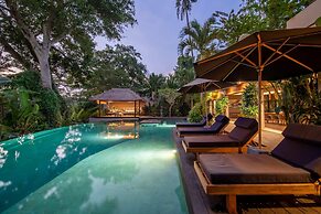 Astonishing Jungle Villa, 4 BR, Ubud With Staff