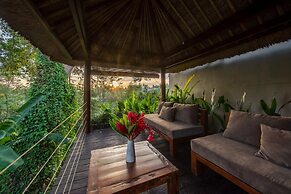 Astonishing Jungle Villa, 4 BR, Ubud With Staff