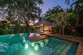 Astonishing Jungle Villa, 4 BR, Ubud With Staff