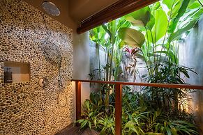 Astonishing Jungle Villa, 4 BR, Ubud With Staff