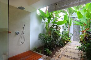Astonishing Jungle Villa, 4 BR, Ubud With Staff