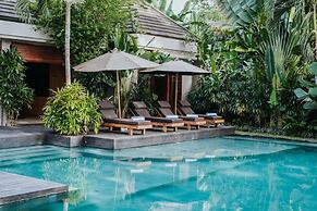 Astonishing Jungle Villa, 4 BR, Ubud With Staff